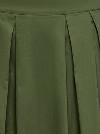 Tissu vert olive avec de larges plis cousus créant des plis verticaux structurés.