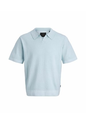 Világoskék kötött póló rövid ujjakkal, klasszikus gallérral és egyenes szegéllyel, puha texturált anyagból készült.
