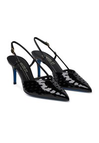 Tacchi slingback in vernice nera con punte a punta, dettagli blu sul tallone e design a pois ritagliati. Cinturino regolabile con hardware dorato.