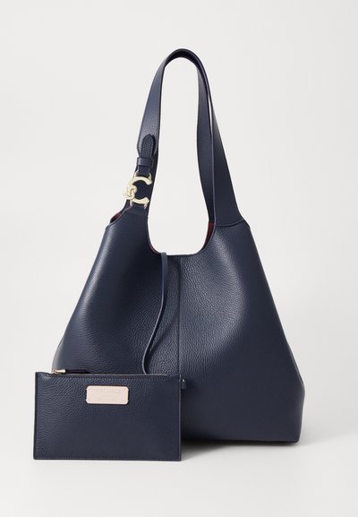 Sac à main en cuir bleu marine avec une finition texturée, de grande forme hobo, accents en métal doré et une petite pochette zippée détachable attachée.
