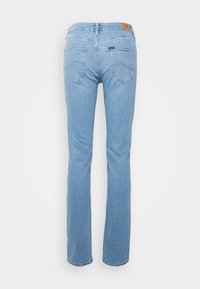 Lichtblauwe denim jeans met een slim fit, voorzien van twee achterzakken en een leren merkpatch op de tailleband.