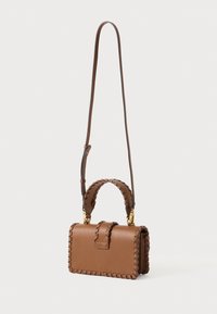 Braune Ledertasche mit gewobenem Muster, ausgestattet mit einem oberen Griff und einem langen verstellbaren Gurt. Verzierungen aus goldfarbenem Metall.