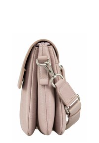 Sac en cuir rose avec finition texturée, comprenant trois compartiments, une quincaillerie en argent et une bandoulière amovible pour des options de port polyvalentes.