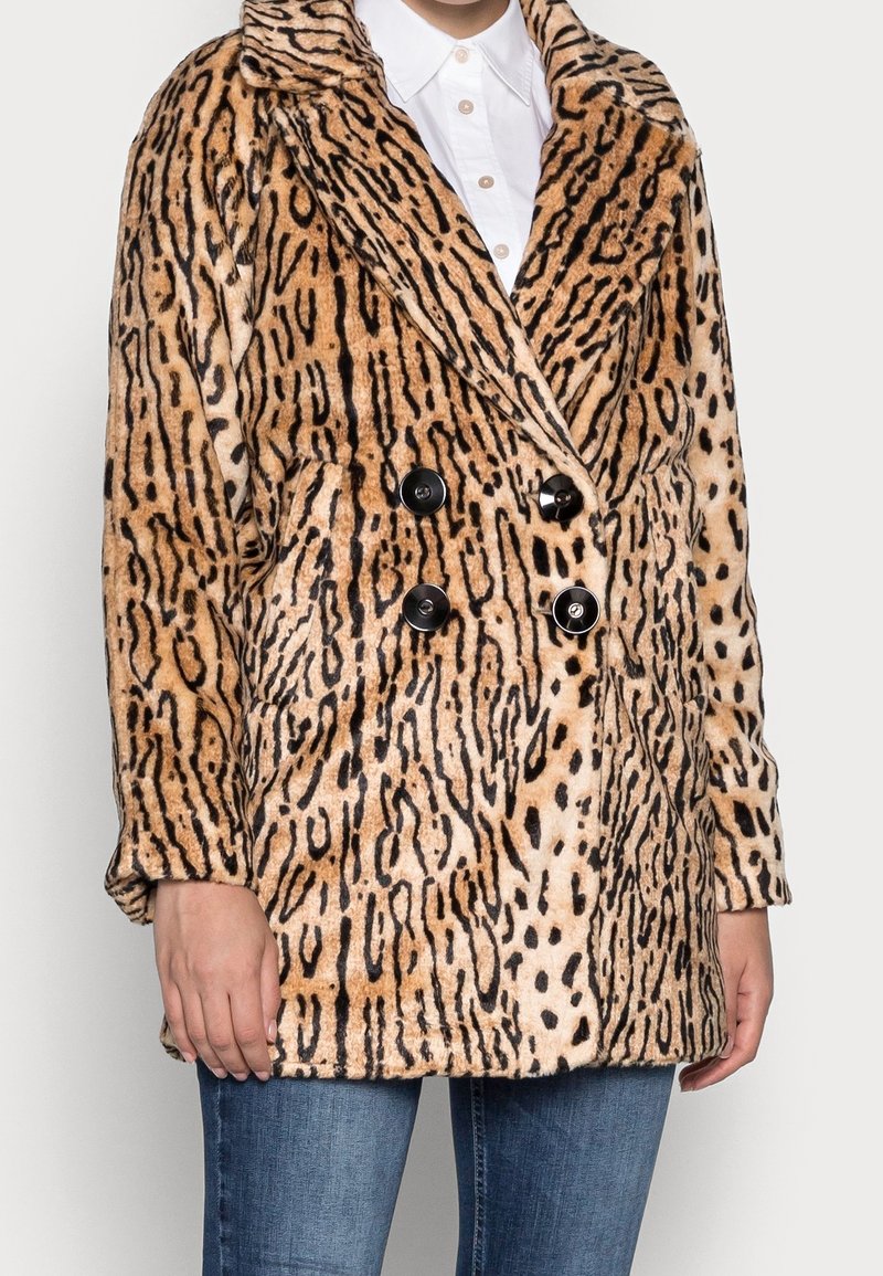 Abrigo de doble faz de piel sintética marrón con estampado de animal negro. Presenta grandes botones negros y un cuello con muesca; superficie suave y texturizada.