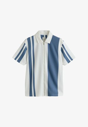 Cămașă cu mâneci scurte și fermoar frontal, cu dungi verticale albastre și albe, textură tip canalé și design clasic de guler.