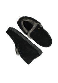 Zwarte suède slippers met een grijze bontvoering en een zwarte rubberen zool. Voorzien van een ronde neus en decoratieve stiksels langs de naad.