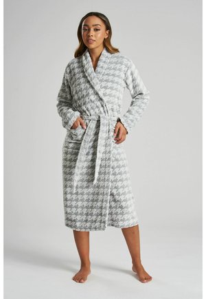 Szary szlafrok w wzór houndstooth wykonany z miękkiego materiału, z zapinanym na w talii krojem, długimi rękawami i paskiem do zawiązania oraz bocznymi kieszeniami.