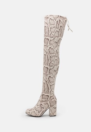 Overknee-Stiefel mit Absatz und Blockabsatz in beige und braunem Schlangenprintmuster, mit einer Schnürung zum Binden hinten am oberen Abschluss.
