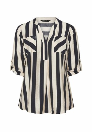 Sort-hvid, vertikalt striped bluse med trekvart lange ærmer med oprollning, delt V-hals og to brystlommer foran.