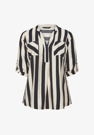 Blusa a righe verticali in bianco e nero con maniche a tre quarti arrotolate, scollo a V con apertura e due tasche sul petto frontali.