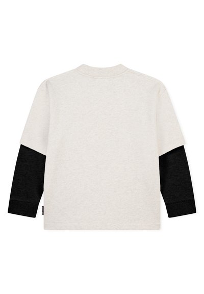 T-shirt grigio chiaro con maniche lunghe nere, caratterizzato da un collo rotondo e una texture morbida. Design pulito con dettagli minimi.