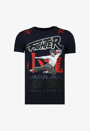 Navyblauw katoenen T-shirt met een afbeelding van een martial artist, geaccentueerd met rode sterren en vetgedrukte tekst in wit en rood, met de woorden "FIGHTER" en "LEGEND."
