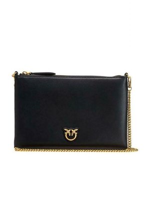 Černé kožené psaníčko se zlatým řetízkovým popruhem a malým zlatým logem na přední straně, horní uzávěr na zip.