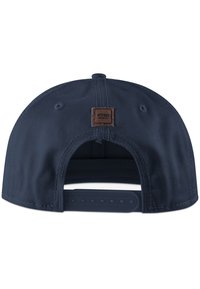 Sötétkék baseballsapka texturált anyaggal, állítható pánttal a hátoldalon, és egy barna bőrpattal, amelybe bele van nyomtatva a szöveg.