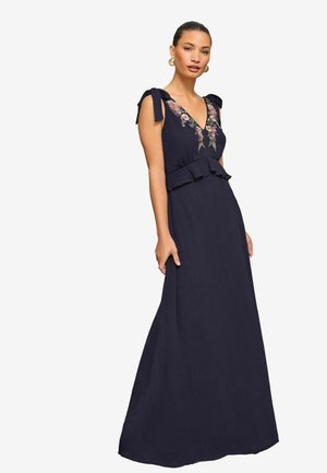 Abito maxi blu navy con ricami floreali sul collo a V, dettagli arricciati in vita e spalline regolabili. Tessuto dalla mano morbida.