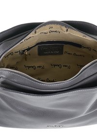 Borsa a tracolla in pelle grigia con esterno testurizzato, chiusura con cerniera e interno beige caratterizzato da un motivo con il logo del marchio ripetuto.