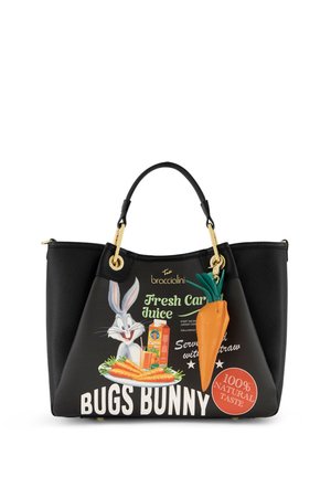 Borsa nera con cartone animato di Bugs Bunny, carote, grafiche di succo di carota, testo "Fresh Carrot Juice" e portachiavi a forma di carota.