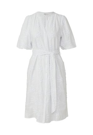 Biała, do kolan sukienka z bufkami na krótkich rękawach, zapinana na guziki z przodu, z kwiatowym haftem i pasem z tego samego materiału w talii.