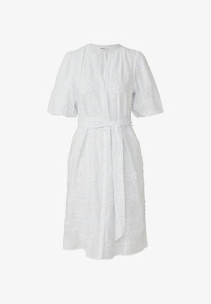 Biała, do kolan sukienka z bufkami na krótkich rękawach, zapinana na guziki z przodu, z kwiatowym haftem i pasem z tego samego materiału w talii.