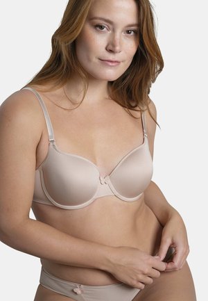Soutien-gorge rembourré beige avec bretelles réglables, texture lisse, bonnets en forme de U et petit nœud au centre. Culotte assortie sans coutures.
