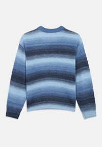 Vékony, különböző kék árnyalatú vízszintes csíkokkal díszített kötött pulóver, kerek nyakkivágással és bordázott mandzsettával. Puha tapintású.