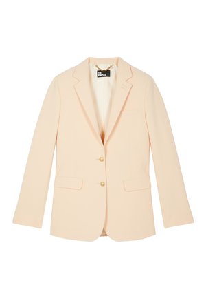 Lys beige skræddersyet blazer med hakkede revers, to forlommer med klap, to knapper og brystlomme, vist forfra og uden knapper på.