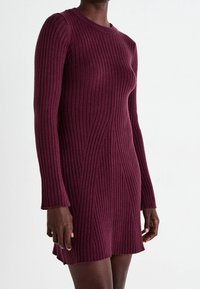 Ribboný úpletový šaty v hluboké burgundy, s dlouhými rukávy, kulatým výstřihem a diagonálními texturovanými vzory po celém těle.
