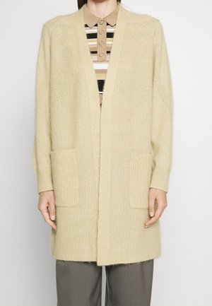 Cardigan lungo aperto in morbido tessuto a maglia beige. Presenta dettagli a coste, due tasche frontali e maniche morbide per il massimo comfort.