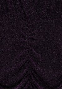 Tissu violet foncé pailleté avec une texture froncée et plissée créant des plis doux et un effet scintillant sur toute la surface.