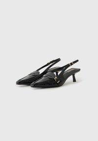 Musta slingback-korkokenkä, jossa on terävä kärki, kiiltävä patentoitu pinta, krokotiilikuosi ja kultainen solki matalassa lohkokannassa.