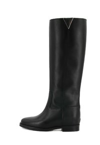 Stivale nero in pelle alta fino al ginocchio con una finitura liscia, punta quadrata, design minimalista e un piccolo taglio decorativo nella parte superiore. Sole piatta.