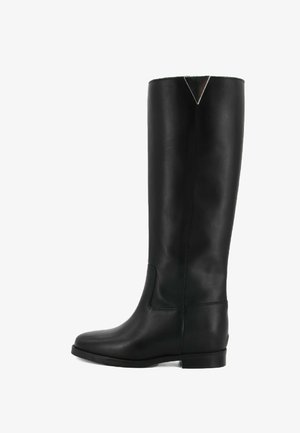 Stivale nero in pelle alta fino al ginocchio con una finitura liscia, punta quadrata, design minimalista e un piccolo taglio decorativo nella parte superiore. Sole piatta.