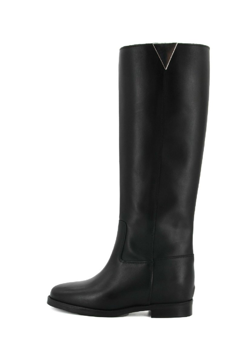 Stivale nero in pelle alta fino al ginocchio con una finitura liscia, punta quadrata, design minimalista e un piccolo taglio decorativo nella parte superiore. Sole piatta.