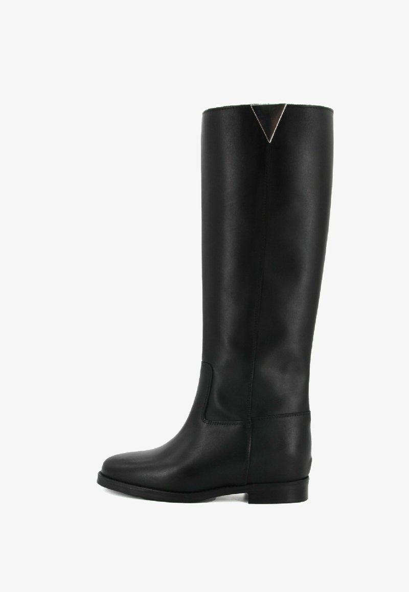 Stivale nero in pelle alta fino al ginocchio con una finitura liscia, punta quadrata, design minimalista e un piccolo taglio decorativo nella parte superiore. Sole piatta.