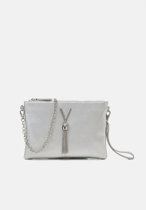 Zilverkleurige gestructureerde clutch met kettingriem, polsbandje en metalen tasje detail dat hangt aan een V-vormig metalen accent.