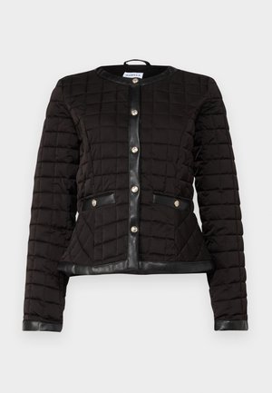 Veste matelassée noire avec un col rond, dotée d'une finition en simili cuir et d'une fermeture à bouton. Comprend deux poches avant avec des accents en cuir.