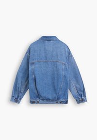 Ljusblå denimjacka med klassisk krage, långa ärmar och knapprad vid ärmsluten och nederkanten. Slät textur.