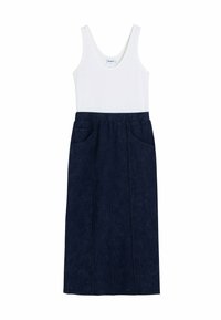 Vit ärmlös topp i kombination med en midiklänning i mörk marinblå hög midja, med framfickor och vertikala sömdetaljer.