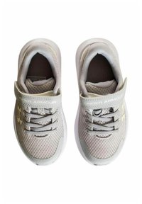 Scarpe sportive in rete grigia con suola bianca, dotate di una chiusura a strappo e lacci. Marchio Under Armour sulla fascia.