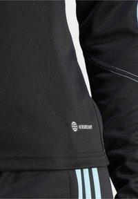 Schwarzes Sportshirt aus strukturiertem Stoff; mit hellblauen Akzenten und AeroReady-Logo an der Seite. Nahaufnahme des Materials.