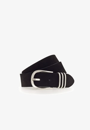 Μαύρη σουέντ ζώνη με ασημένια μεταλλική αγκράφα, διακοσμημένη με τρεις οριζόντιες ασημένιες λεπτομέρειες κοντά στην αγκράφα. Λείο υλικό και μυτερό άκρο.