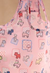 Rožnata tkanina z barvitimi ilustracijami psov in vzorci iz krp na mehki, večkrat uporabni nakupovalni torbi.