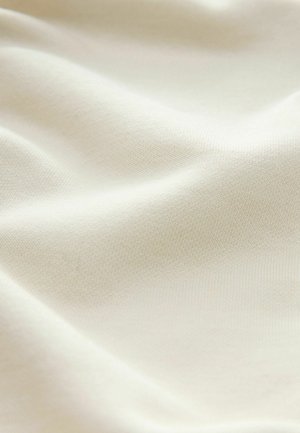 Crème-kleurige, gestructureerde stof met een gladde uitstraling, met subtiele rek en zachte val, ideaal voor kleding of bekleding.