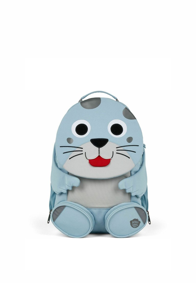 Rucksack für Kinder in Form eines blauen Seehundes, mit großen Augen, Schnurrhaaren und flossenähnlichen Seiten. Hergestellt aus strukturiertem Stoff mit Reißverschlusstaschen.