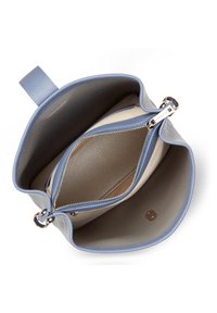 Borsa a mano in pelle blu chiaro con una superficie testurizzata, tasca interna con zip e rivestimento liscio beige. Dotata di hardware argentato.