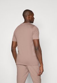 New Balance HEATHERTECH GRAPHIC  - T-skjorte til trening - brown