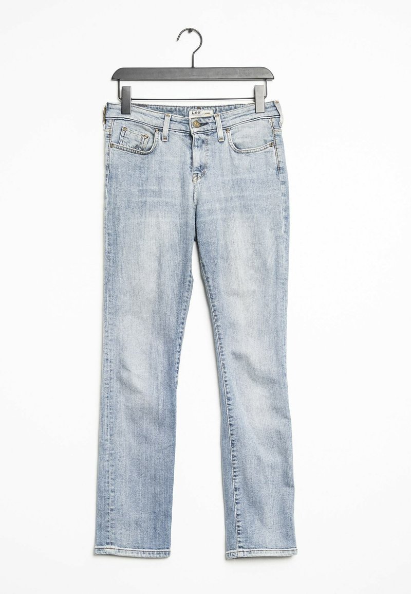 Jean en denim bleu clair avec une finition légèrement délavée, jambes droites, cinq poches et une fermeture à bouton, suspendu à un cintre en plastique noir.