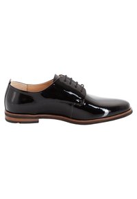 Chaussure Oxford en cuir verni noir avec une finition lisse, bout rond, six œillets et une semelle en cuir marron slim.