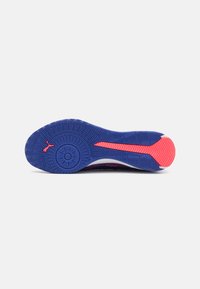 Sole di scarpa sportiva, caratterizzata da una base in gomma blu testurizzata con accenti rosa, pattern geometrici e una superficie di presa dettagliata.