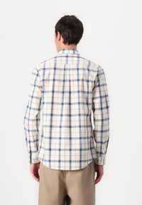 Ανδρικό πουκάμισο με κουμπιά από ελαφρύ βαμβάκι, με πολύχρωμο (ναυτικό, πορτοκαλί, λευκό) καρό σχέδιο, μακρύ μανίκι και καμπύλη στύση.